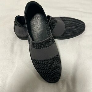 UGG Australia Sammy Slip On Shoes Womens 8 Black Gray Knit Hyper Weave Sneaker